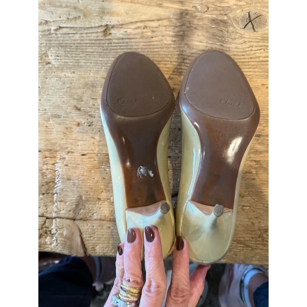 Coach Salma Beige Patent‎ Leather Classic Pump Heels Women's Size